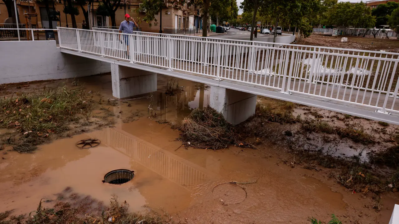Varias personas pasan por un puente del barranco de La Saleta (archivo). | EP