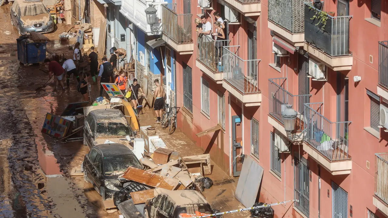 Veh&iacute;culos acumulados tras el paso de la DANA | Rober Solsona / Europa Press