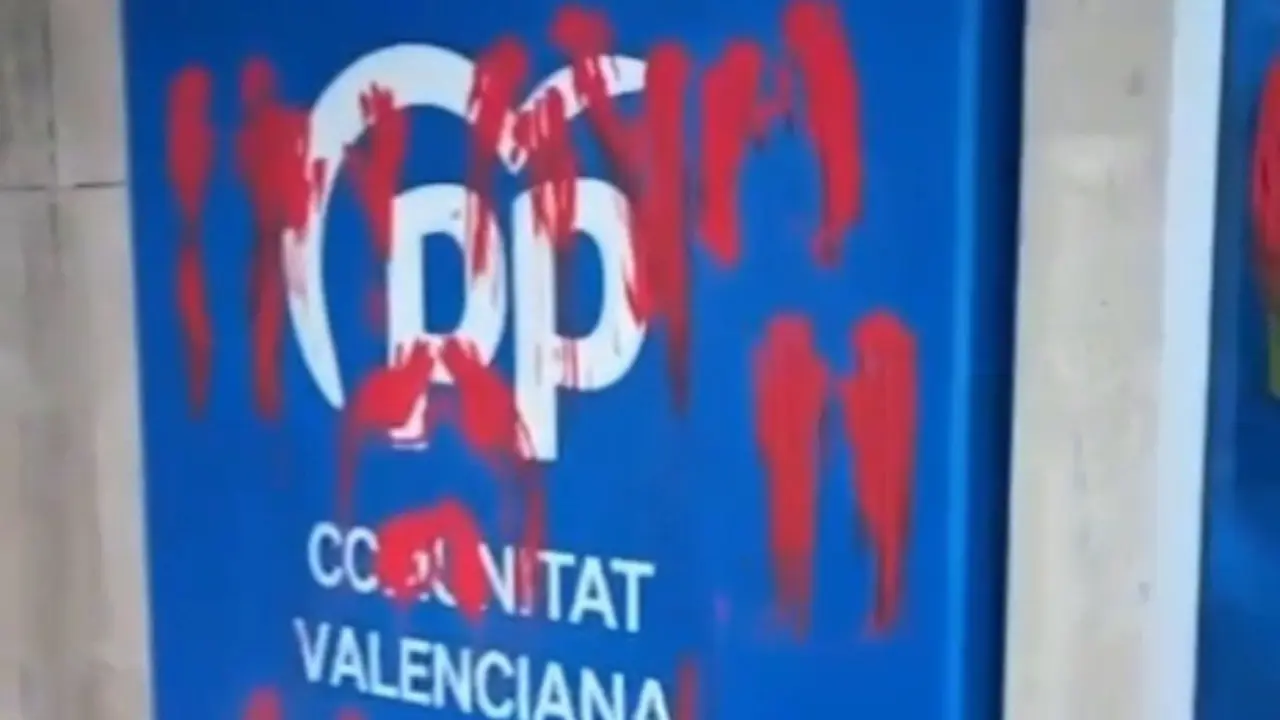Sede del PP vandalizada | Sebasti&aacute;n Hipperdinger / Europa Press