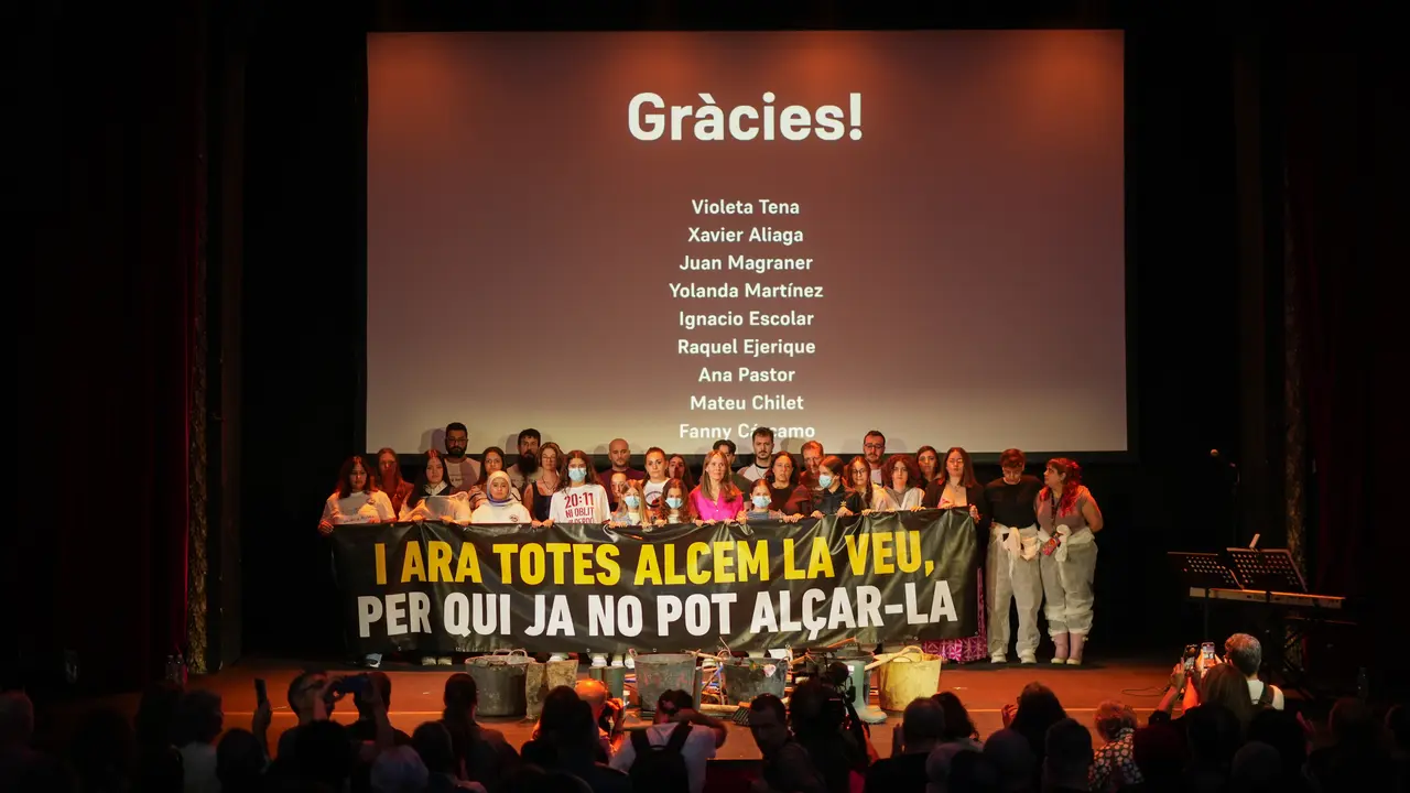 Asociaciones de v&iacute;ctimas homenajean a sus fallecidos un a&ntilde;o despu&eacute;s de la dana con canciones, cartas y poemas | JORGE GIL / EUROPA PRESS