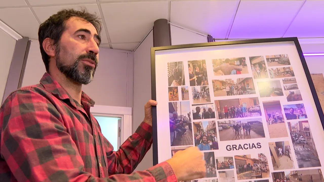 El tatuador Pascual Juli&aacute;n, afectado por la dana, de 'Se&ntilde;or Lobo Tattoo Studio', que sostiene que los tatuajes cumplen como terapia para curar cicatrices de la tragedia | EUROPA PRESS TV