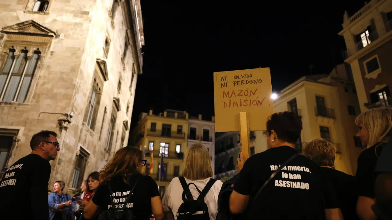 Familiares de v&iacute;ctimas de la dana se concentran ante el Palau de la Generalitat | ROBER SOLSONA / EUROPA PRESS