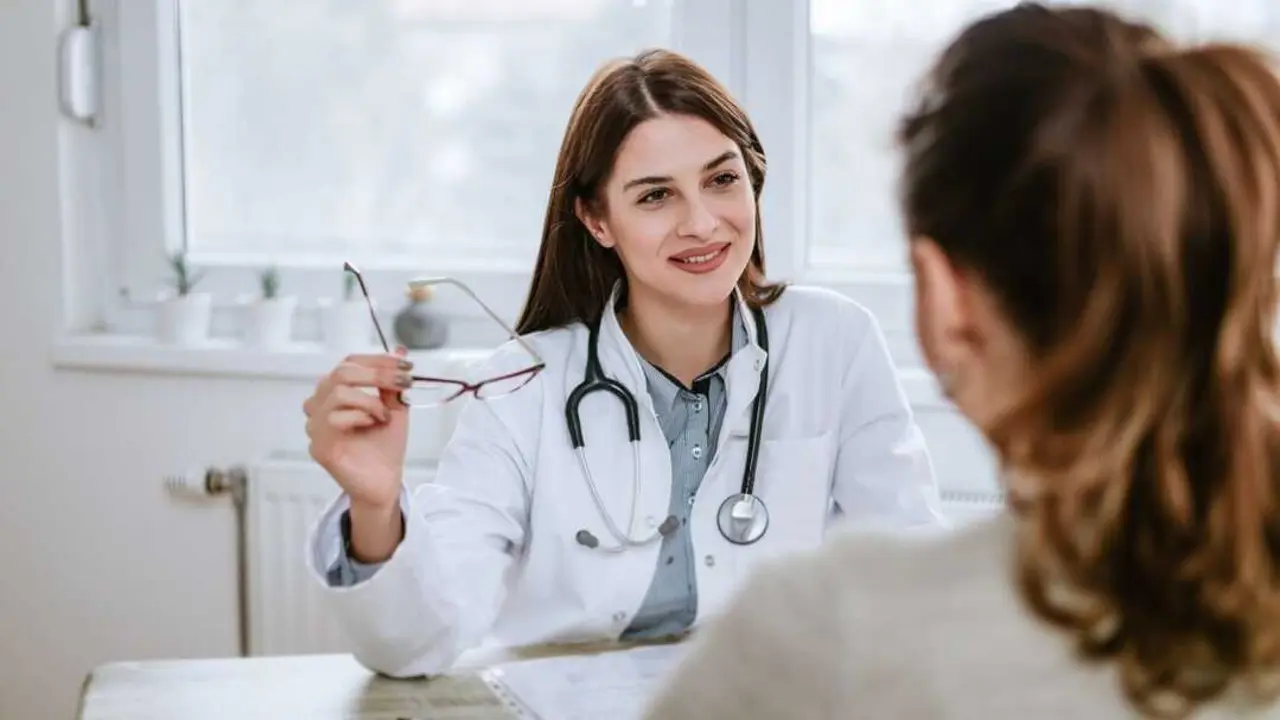 Doctora con una paciente. | 123RF/bnenin