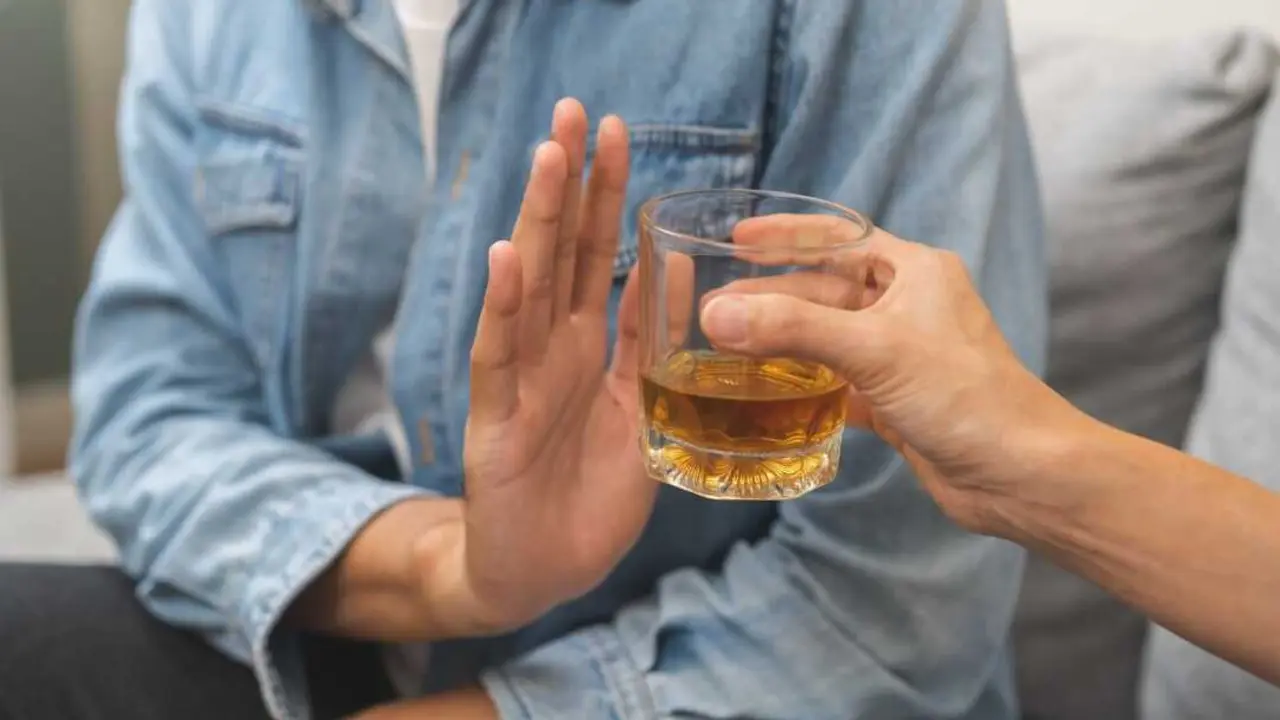 Una persona rechaza una copa de alcohol. | FAS