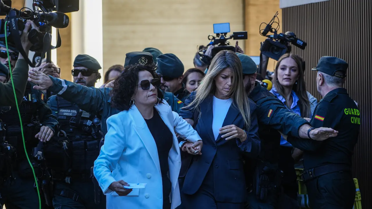La periodista Maribel Vilaplana (d) a su llegada a los Juzgados de Catarroja. | Jorge Gil - Europa Press