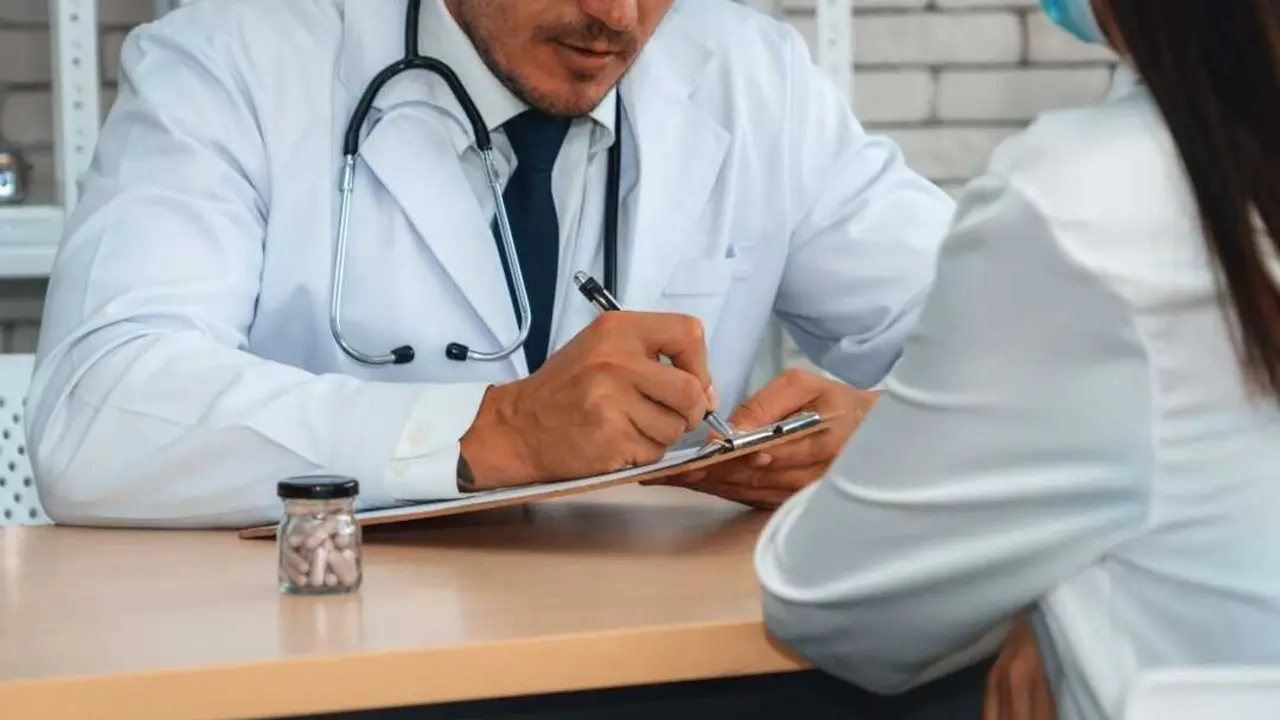 M&eacute;dico con paciente | Foto de 123RF/pitinan