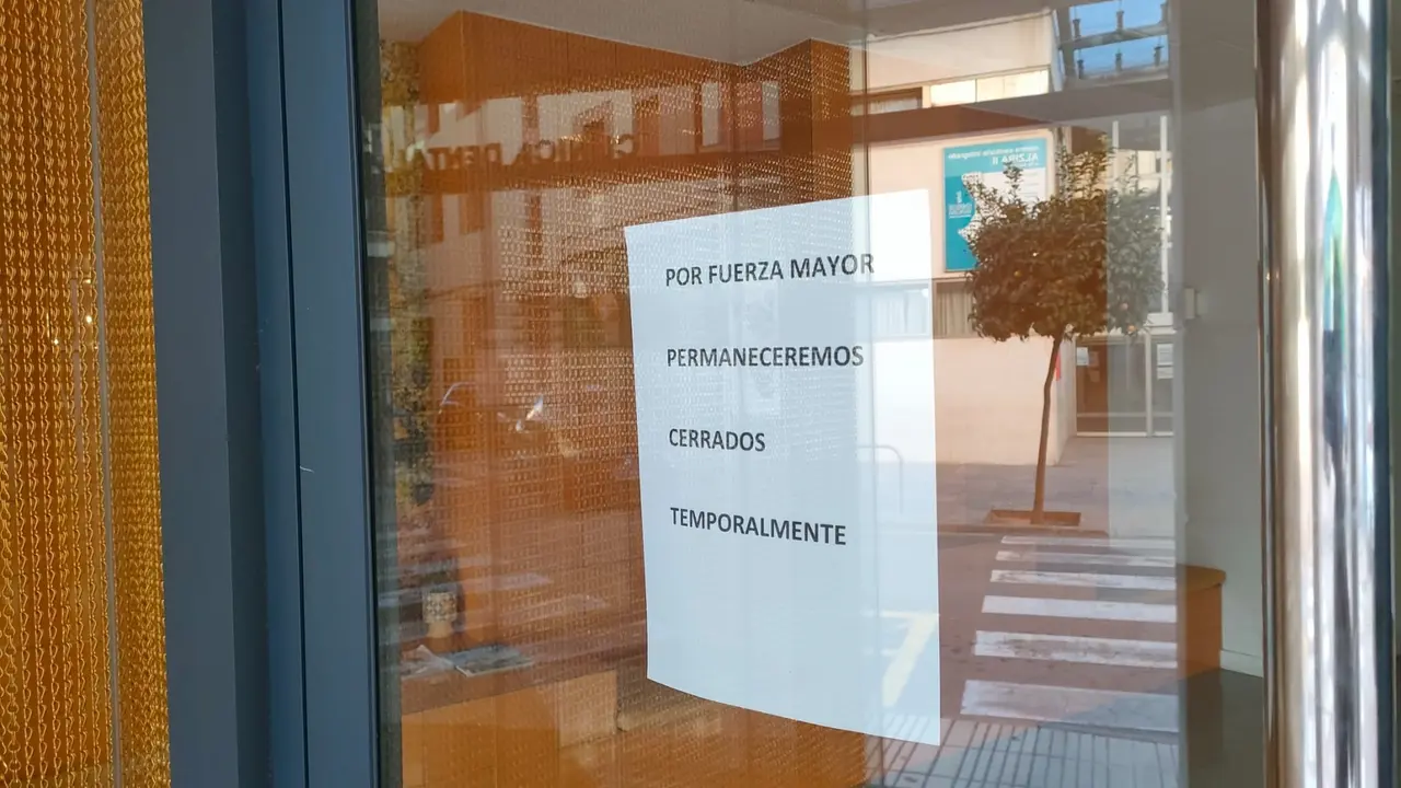 Cartel en la cl&iacute;nica dental donde fue tratada la menor | EUROPA PRESS