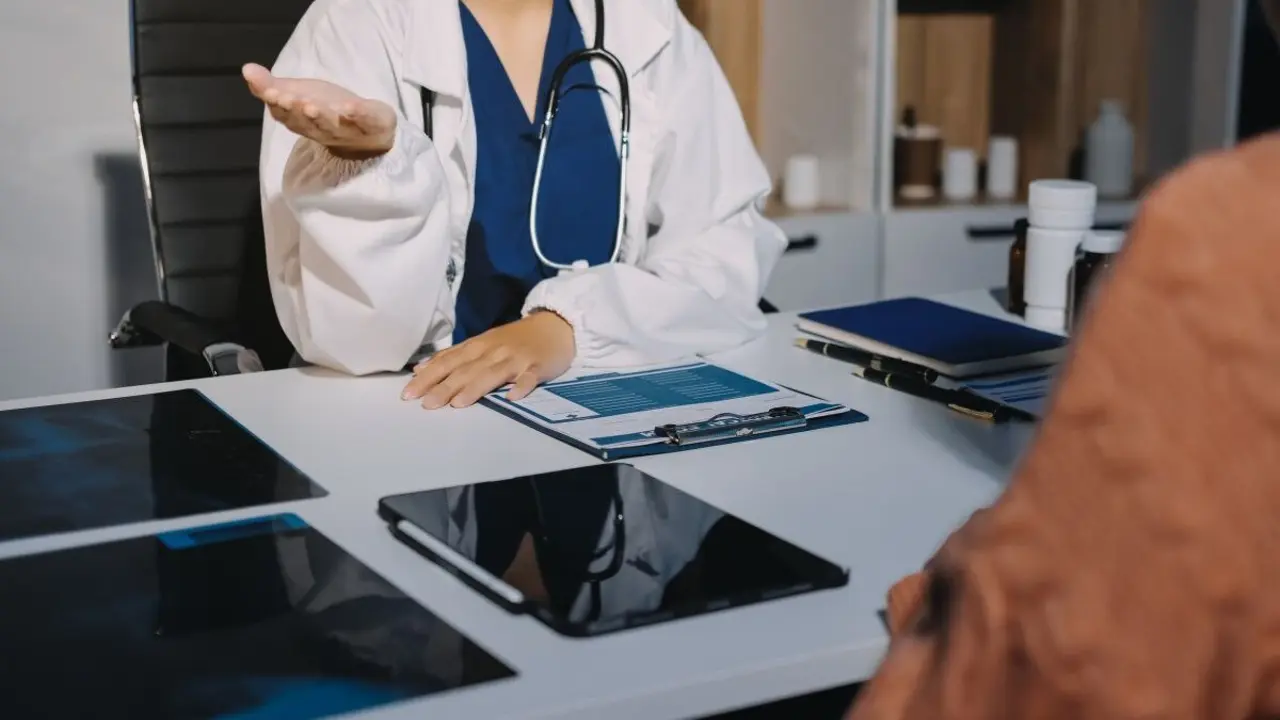 Doctora con un paciente. | 123RF/armmypicca