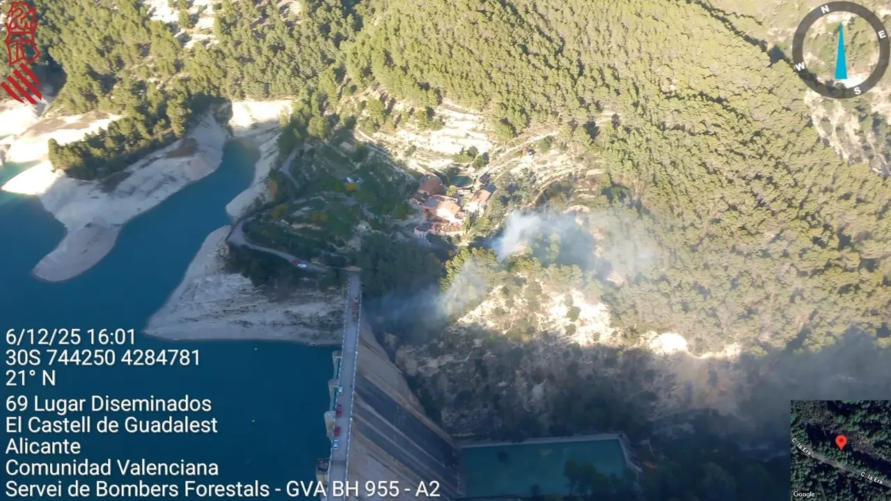 Bomberos trabajan para sofocar un incendio en la zona del embalse de Guadalest | GVA 112