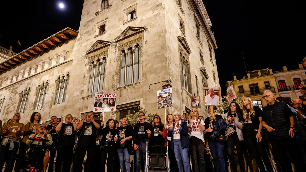 Un grupo de personas durante una protesta de asociaciones de v&iacute;ctimas de la dana | Rober Solsona / Europa Press