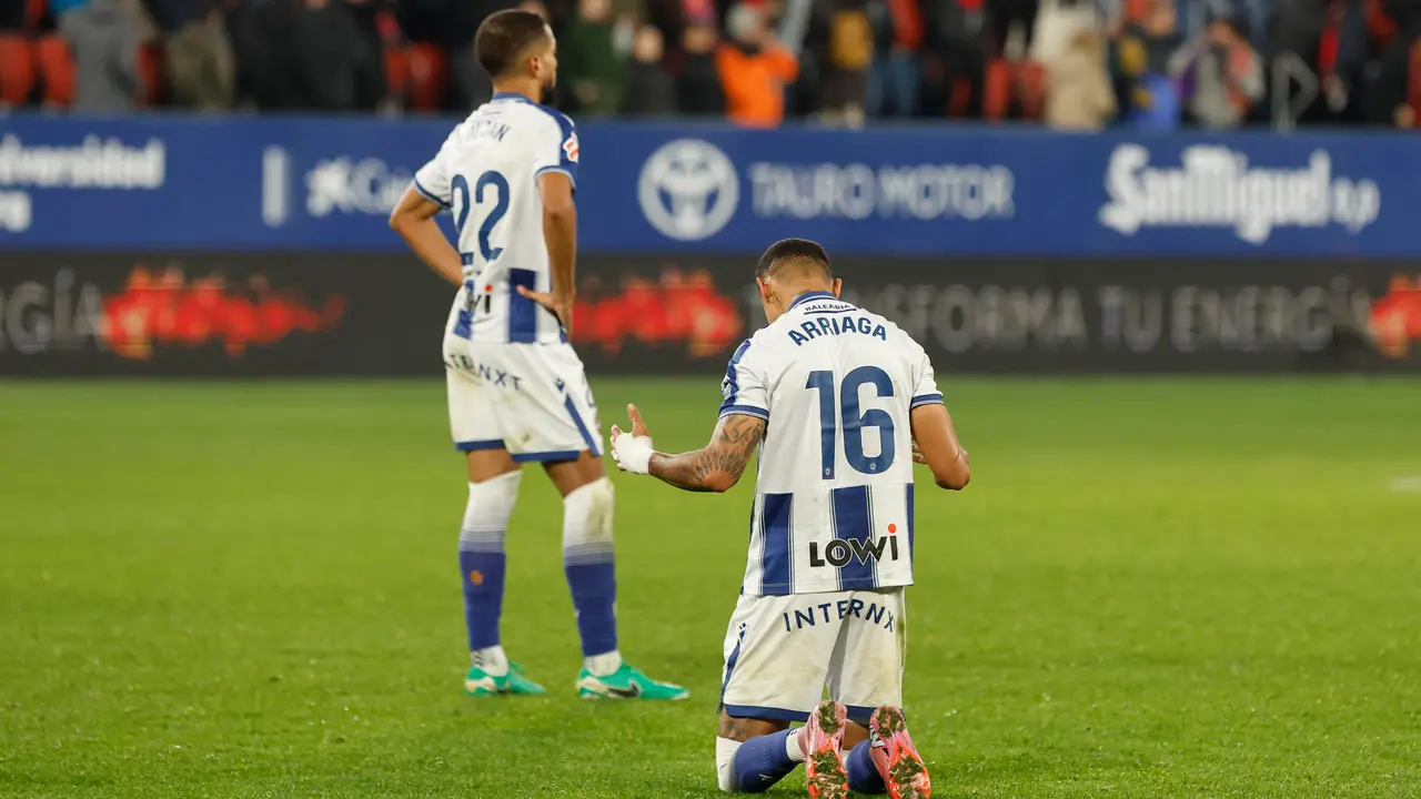 Los jugadores del Levante Kevin Arriaga (d) y Jeremy Toljan, al t&eacute;rmino del partido. | EFE