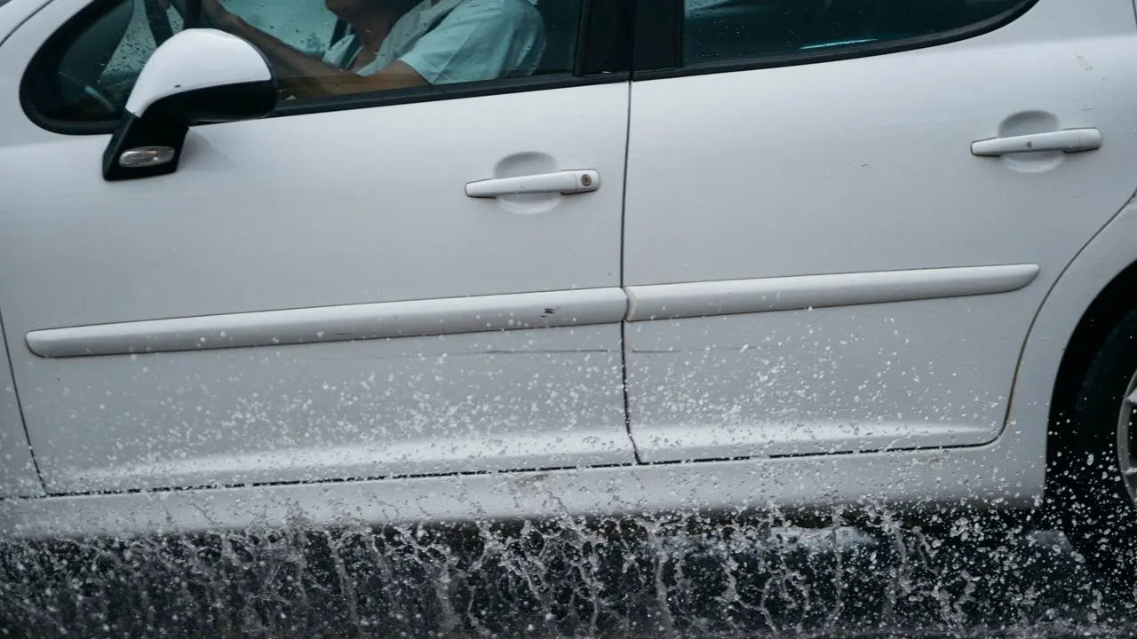Un coche circula bajo la lluvia | Paco Poyato / Europa Press