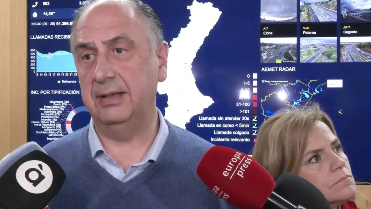 El conseller de Emergencias e Interior de la Generalitat, Juan Carlos Valderrama, informa a los medios tras la reuni&oacute;n de coordinaci&oacute;n por las lluvias. | GVA