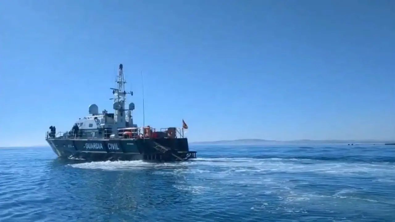 Buscan a un hombre y rescatan con vida a otro tras naufragar una lancha en la costa de Alicante. | Europa Press.