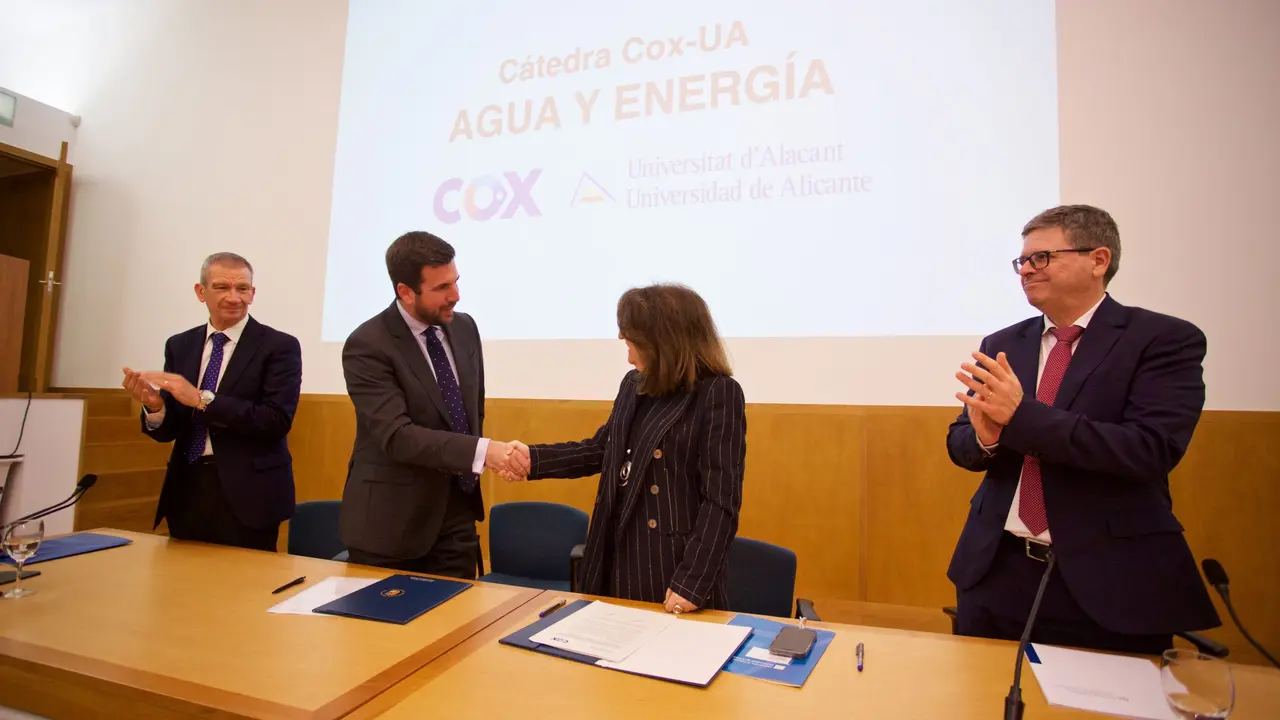 Enrique Riquelme, Presidente Ejecutivo de Cox, Amparo Navarro, Decana de la Universidad de Alicante y Andr&eacute;s Molina, Director del Instituto del Agua y de las Ciencias Ambientales. | Cox
