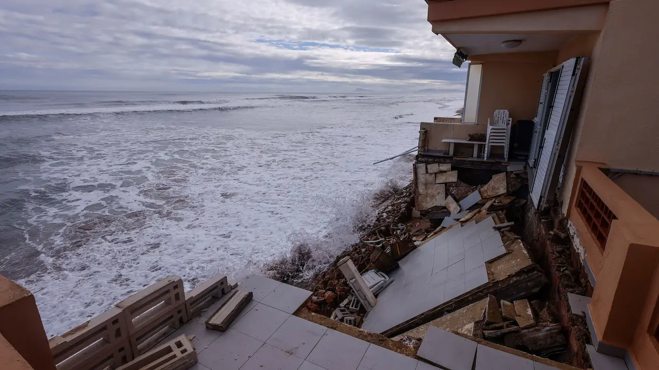Efectos del temporal en la playa de Tavernes de la Valldigna. | Europa Press.