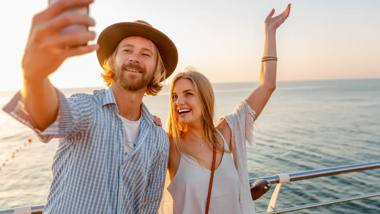 Pareja viajando. Pexels