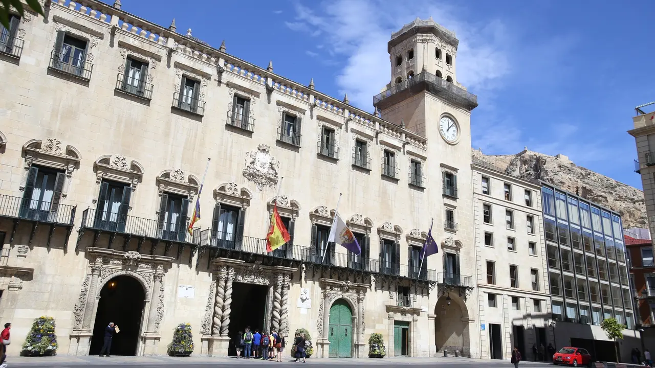 Fachada del Ayuntamiento de Alicante. | Europa Press.