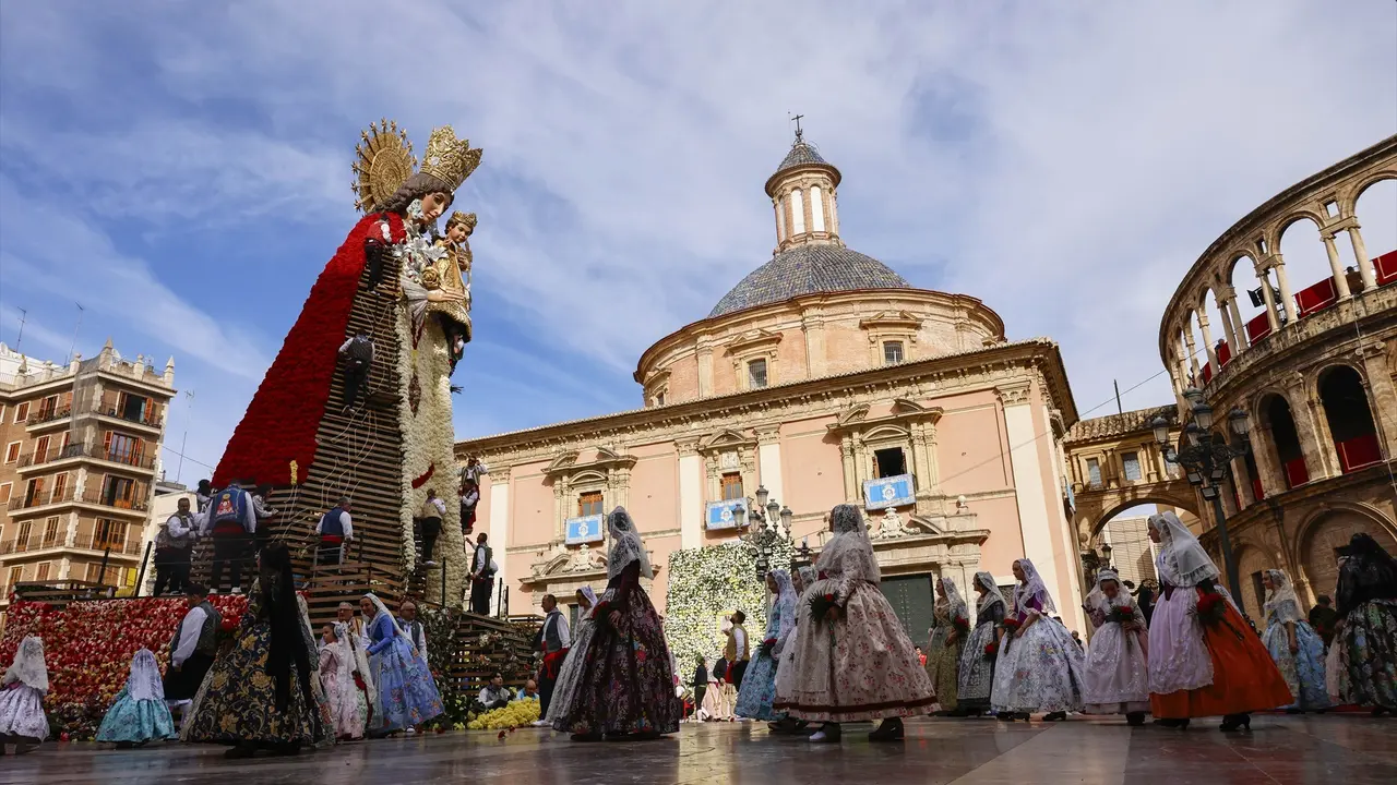 Varias personas llevan flores durante el segundo d&iacute;a de ofrenda floral a la Virgen de los Desamparados, a 18 de marzo de 2026, en Valencia.
- Rober Solsona - Europa Press