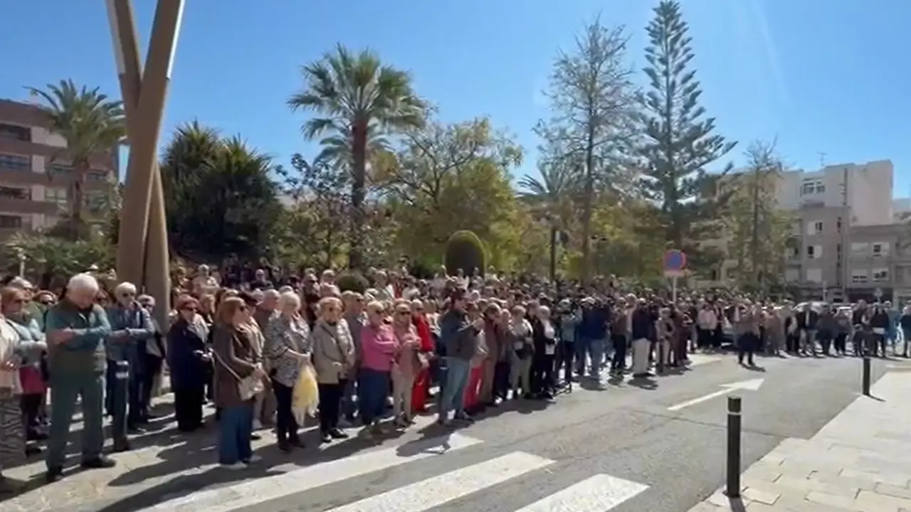 Vecinos guardan un minuto de silencio por el crimen de la menor de Torrevieja | EP