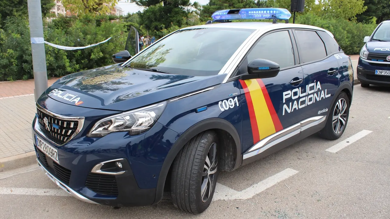 Veh&iacute;culo de Polic&iacute;a Nacional
- JEFATURA