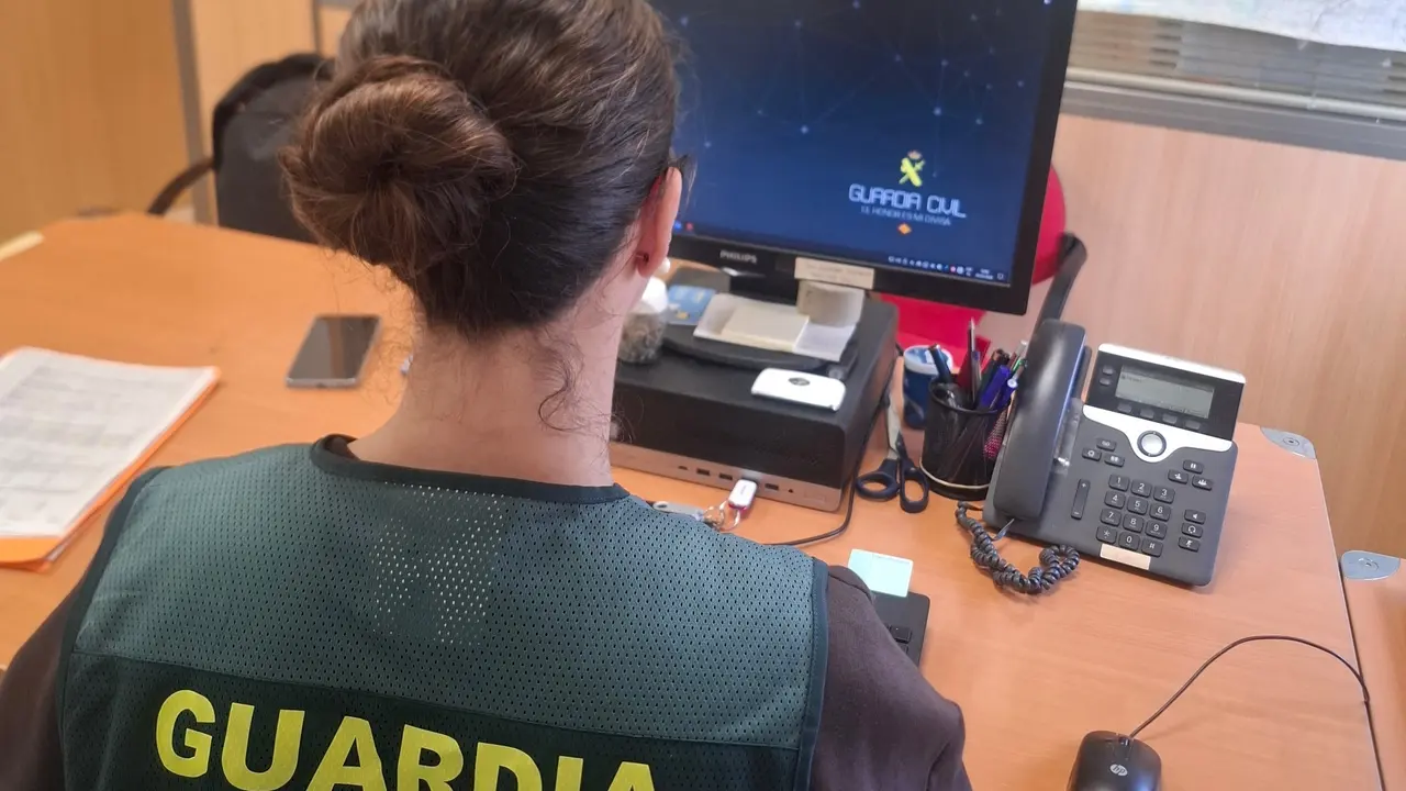 Una agente, durante una investigaci&oacute;n | Guardia Civil