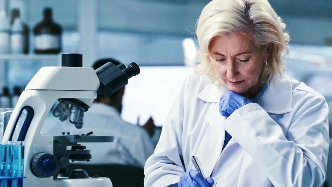 Una investigadora en el laboratorio | Foto de 123RF/Peopleimages12