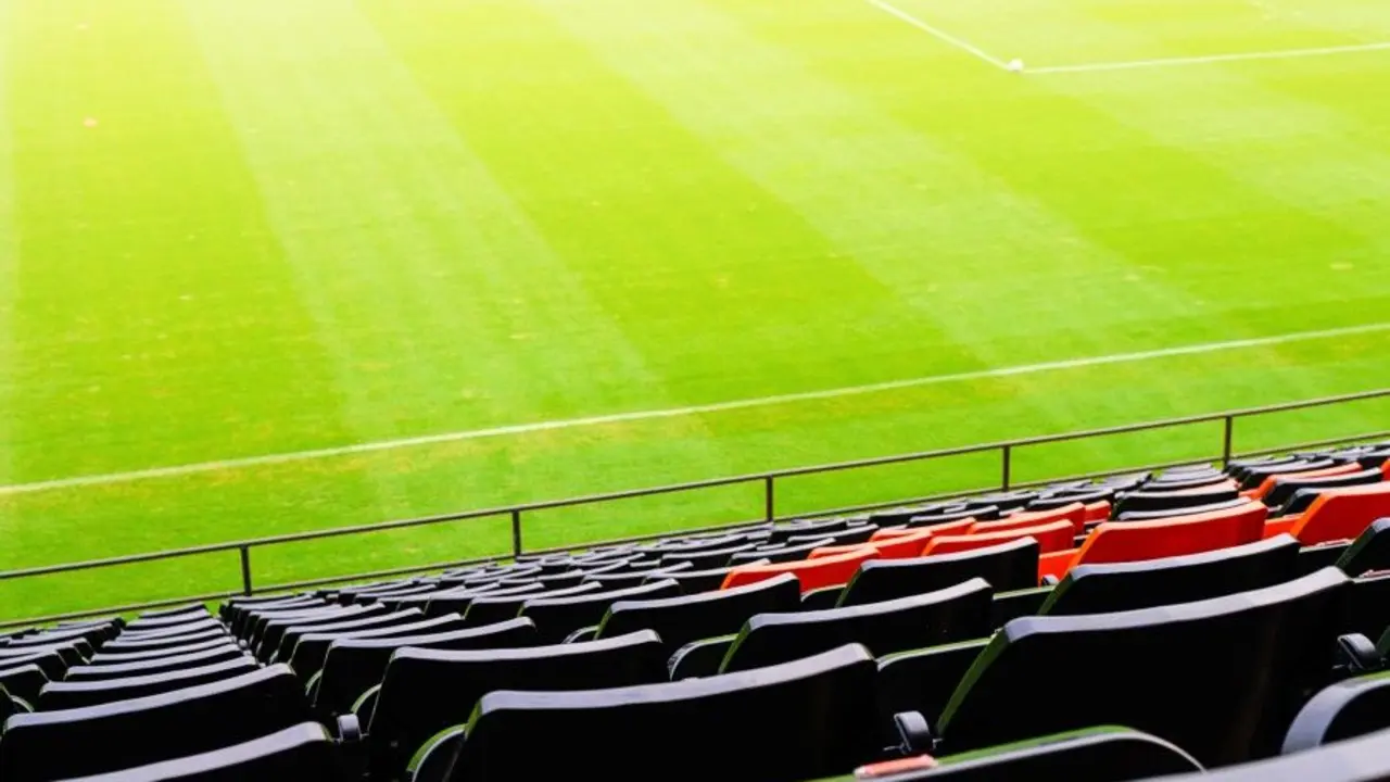 Gradas de un campo de f&uacute;tbol | Foto de 123RF/Boyloso