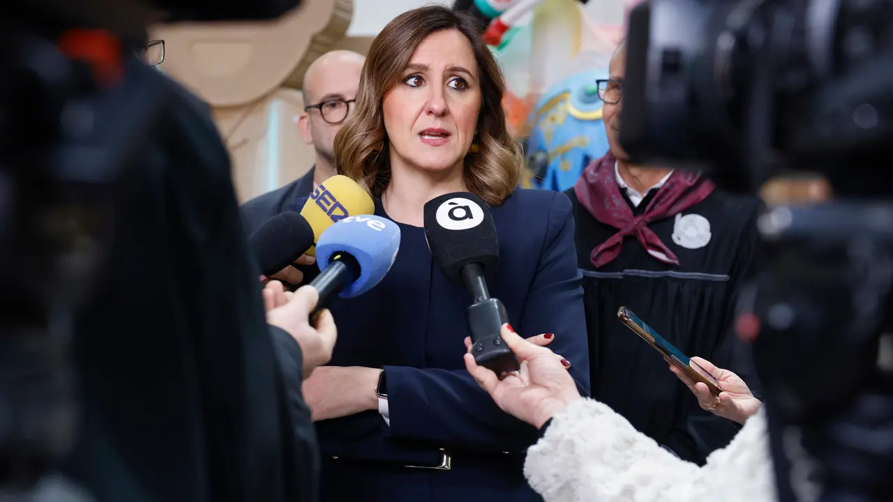 La alcaldesa de Val&egrave;ncia, Mar&iacute;a Jos&eacute; Catal&aacute;, atendiendo a los medios. | Europa Press.