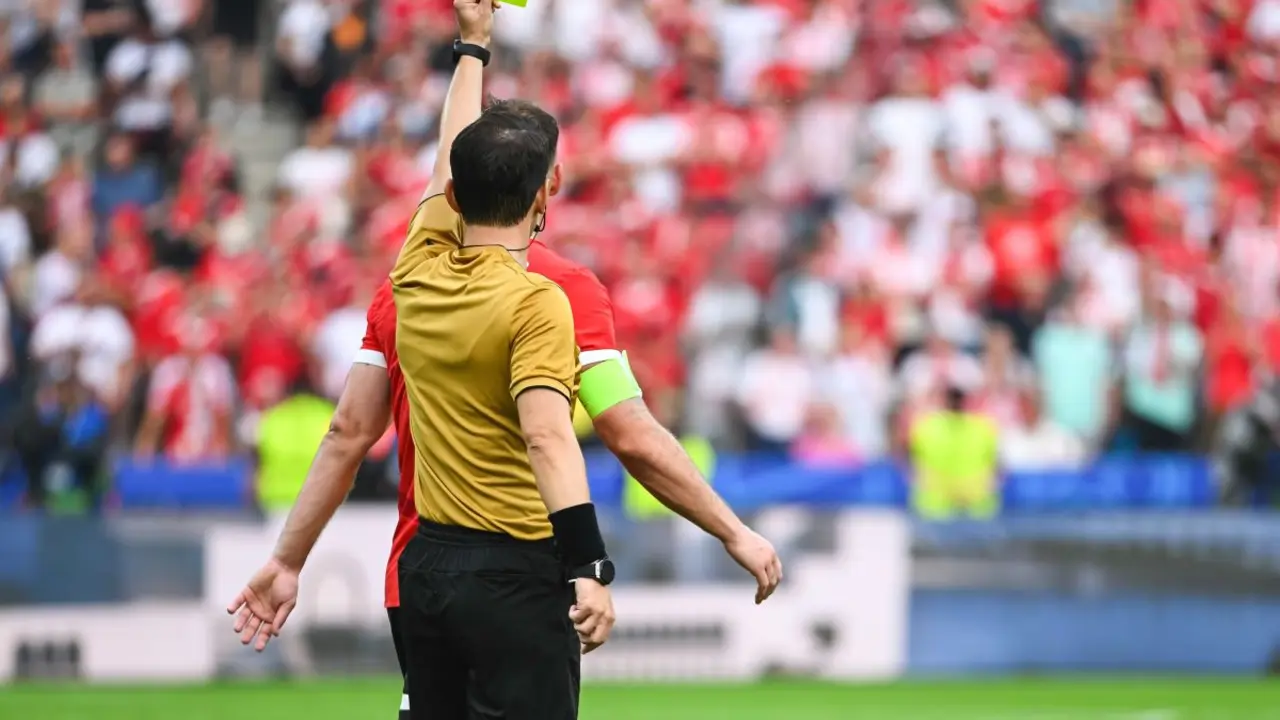 &Aacute;rbitro durante un partido | Foto de 123RF/dziurek