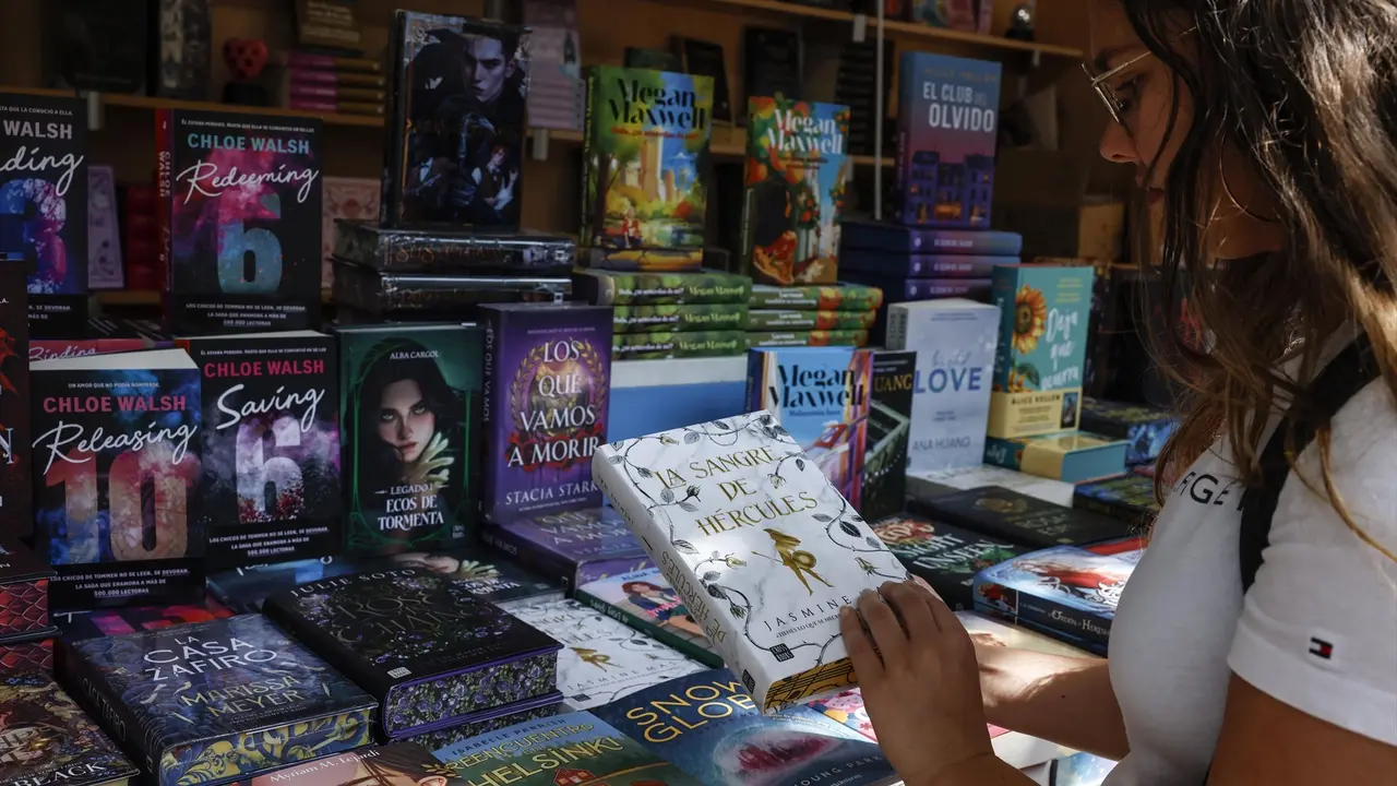 Una joven en la Fira del Llibre de Val&egrave;ncia en la inauguraci&oacute;n de su 61 edici&oacute;n
- ROBER SOLSONA/EUROPA PRESS