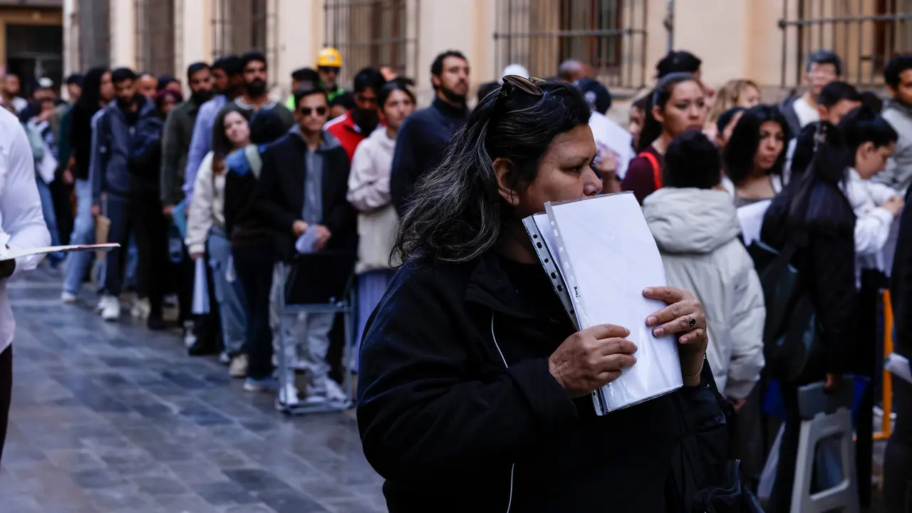 Colas para gestionar documentos en el primer d&iacute;a de la regularizaci&oacute;n presencial. | EuropA Press.