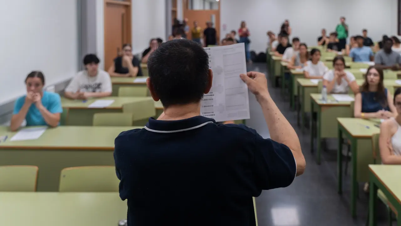 Un profesor antes de comenzar un examen de la PAU | Europa Press