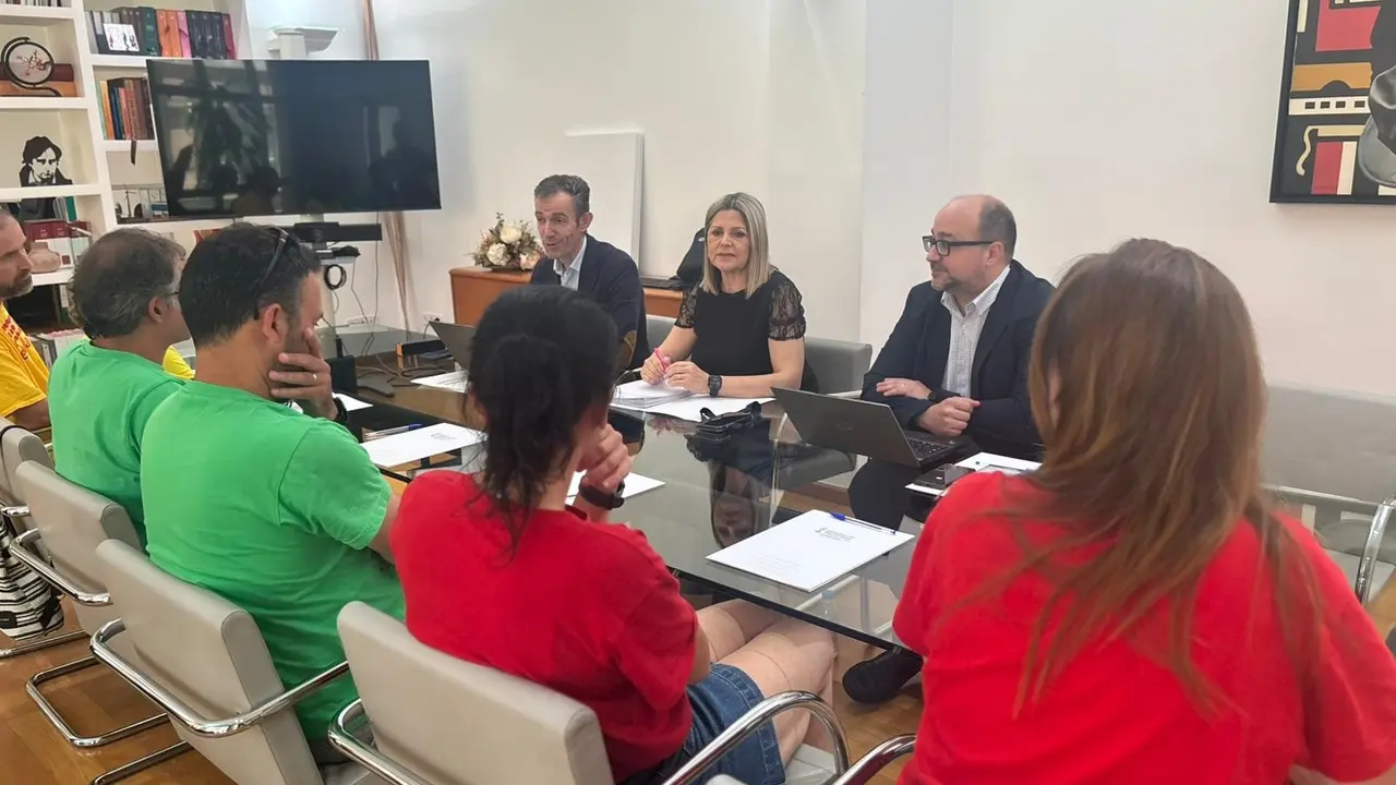 La consellera de Educaci&oacute;n, Carmen Ort&iacute;, (c), recibe a representantes de los sindicatos STEPV, CCOO y UGT | Conselleria de Educaci&oacute;n