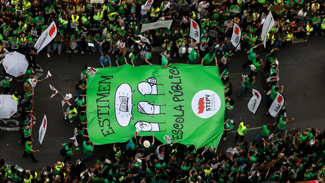 Una imagen de la masiva manifestaci&oacute;n de profesores en Val&egrave;ncia cierra la primera semana de huelga indefinida en la Comunitat Valenciana | EP