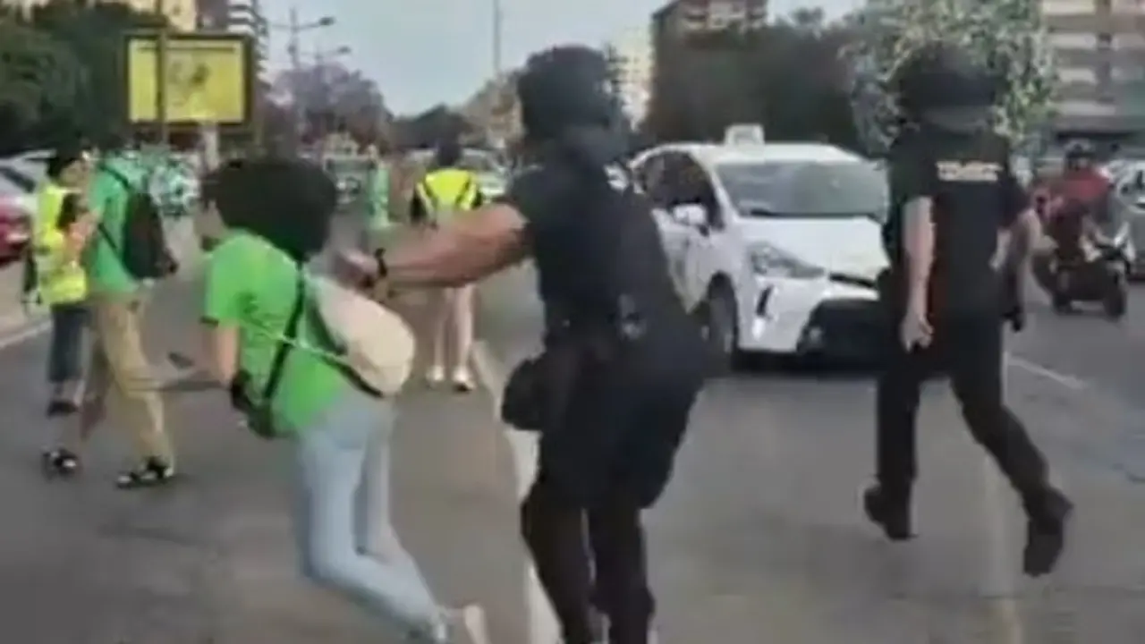 Denuncian la "brutal agresi&oacute;n" de un polic&iacute;a a una manifestante por la educaci&oacute;n p&uacute;blica en Val&egrave;ncia | TELEGRAM CCOO