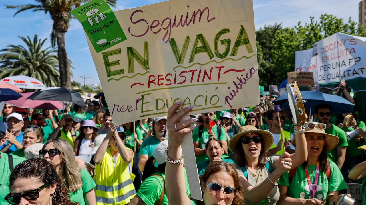 Decenas de personas se concentran frente a la Conselleria de Educaci&oacute;n. | Europa Press.