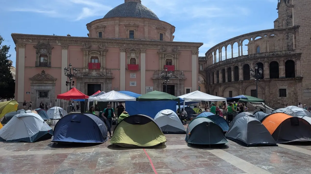 Acampada por la educaci&oacute;n p&uacute;blica en la Plaza de la Virgen de Val&egrave;ncia. | Europa Press.