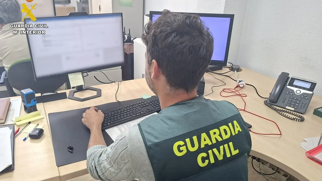 Agente de la Guardia Civil de Valencia en tareas de investigaci&oacute;n. | Europa Press.