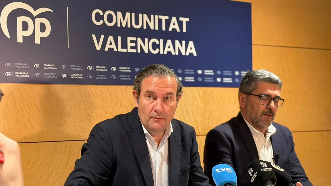 El s&iacute;ndic del PP en Les Corts, Nando Pastor, y el diputado Jos&eacute; For&eacute;s, en una rueda de prensa este lunes | EP