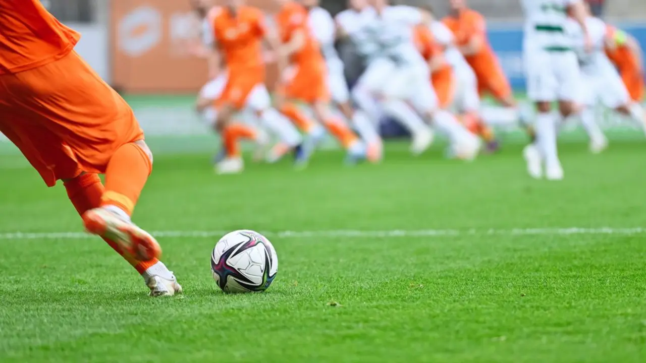 Partido de f&uacute;tbol | Foto de 123RF/dziurek