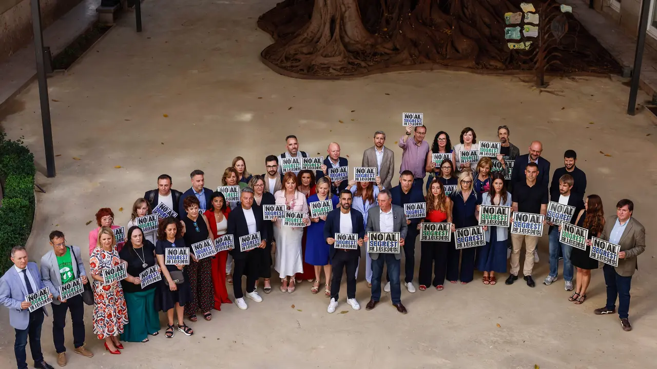 Protesta de PSPV y Comprom&iacute;s en el ficus de Les Corts. | Europa Press.