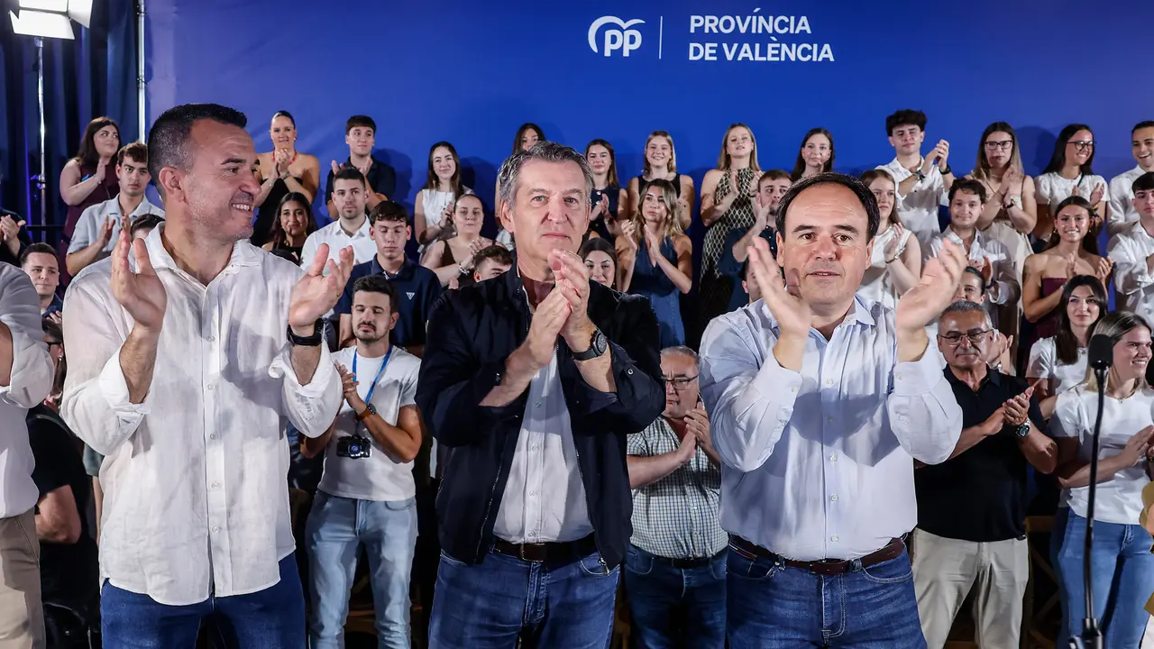 El presidente del Partido Popular, Alberto N&uacute;&ntilde;ez Feij&oacute;o (c), el presidente de la Generalitat Valenciana, Juanfran P&eacute;rez Llorca (d), y el presidente provincial del PP de Valencia, Vicente Momp&oacute; (i), durante la reuni&oacute;n de la Junta Directiva del PP de la provincia de Valencia | EP