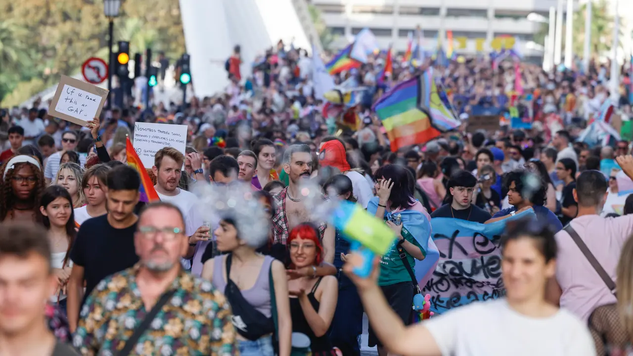 La manifestaci&oacute;n del Orgullo LGTBIAQ+ llena el centro de Val&egrave;ncia | EP
