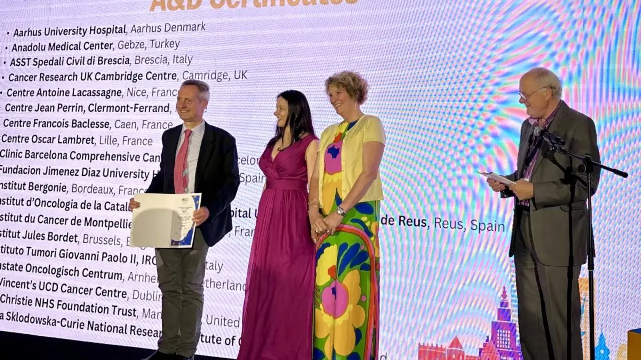 El doctor Garc&iacute;a Foncillas en el momento de recibir la acreditaci&oacute;n oficial de la OECI | Foto de la Fundaci&oacute;n Jim&eacute;nez D&iacute;az