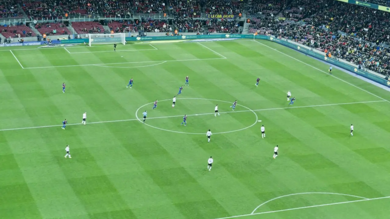 Partido de f&uacute;tbol | Foto de 123RF/againza