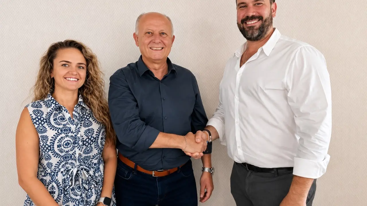 Toni Ferr&aacute;ndiz junto a Jorge Alarc&oacute;n y Carla Gasc&oacute;. | Europa Press.