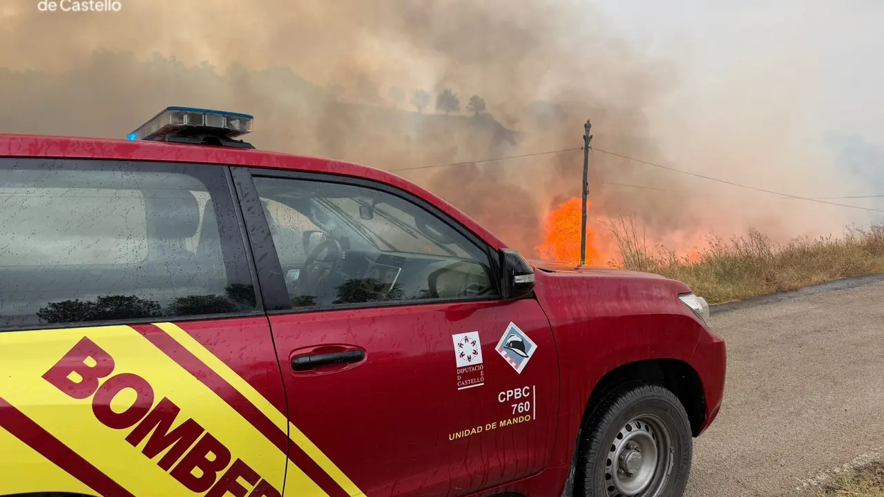 Bomberos en el incendio de Forcall. | Europa Press.