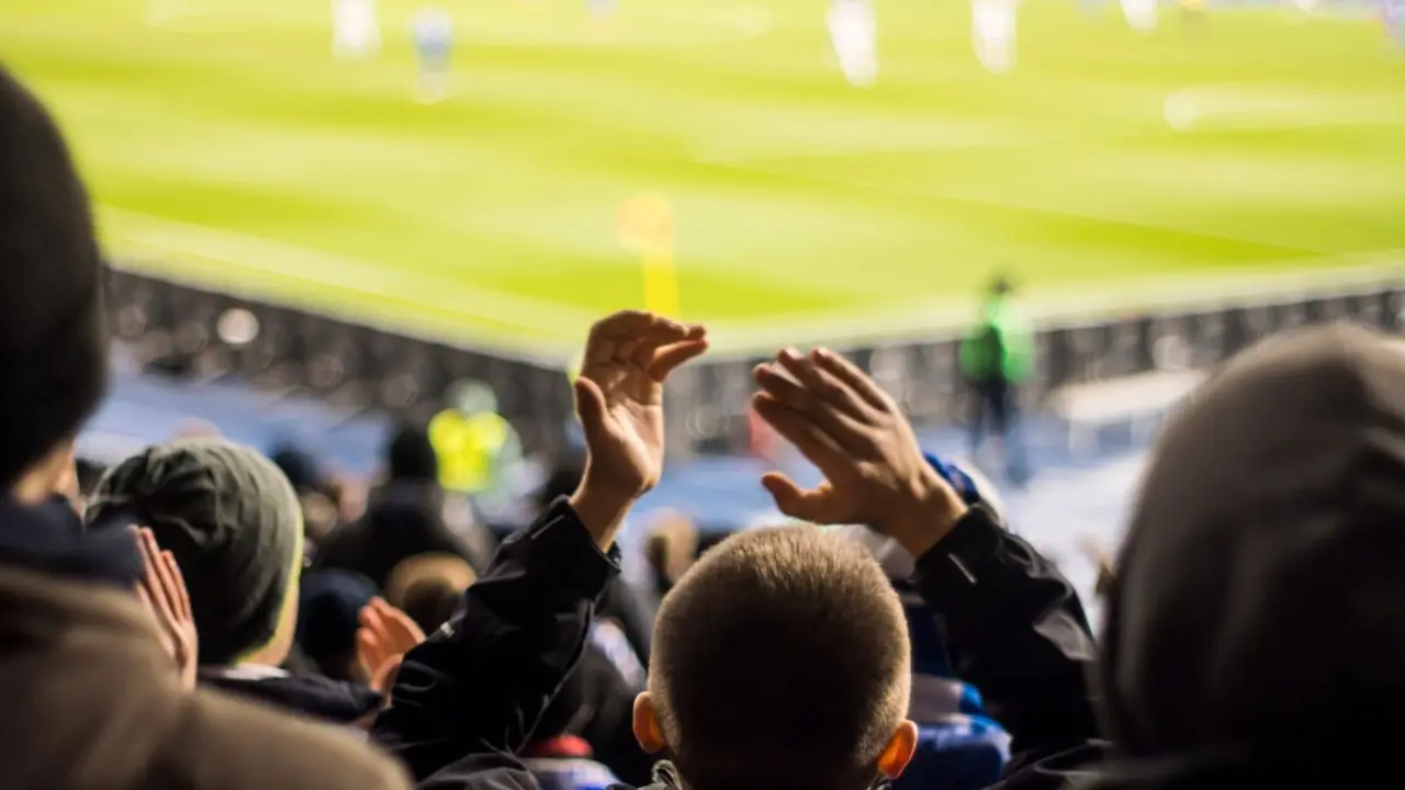 Aficionados en un campo de f&uacute;tbol | Foto de 123RF/beaver1488