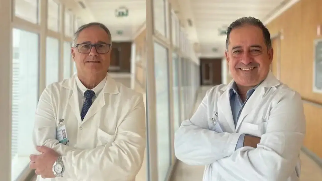 Los doctores Rafael Espino y Andr&eacute;s Osuna. | Quir&oacute;nsalud